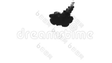 水中的3D黑色墨水。 大型云云